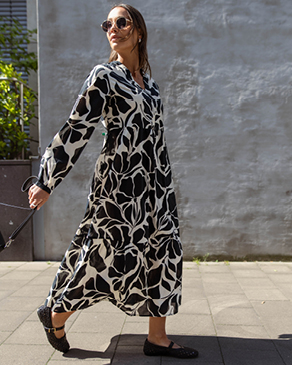 Kleid Muster schwarz angezogen
